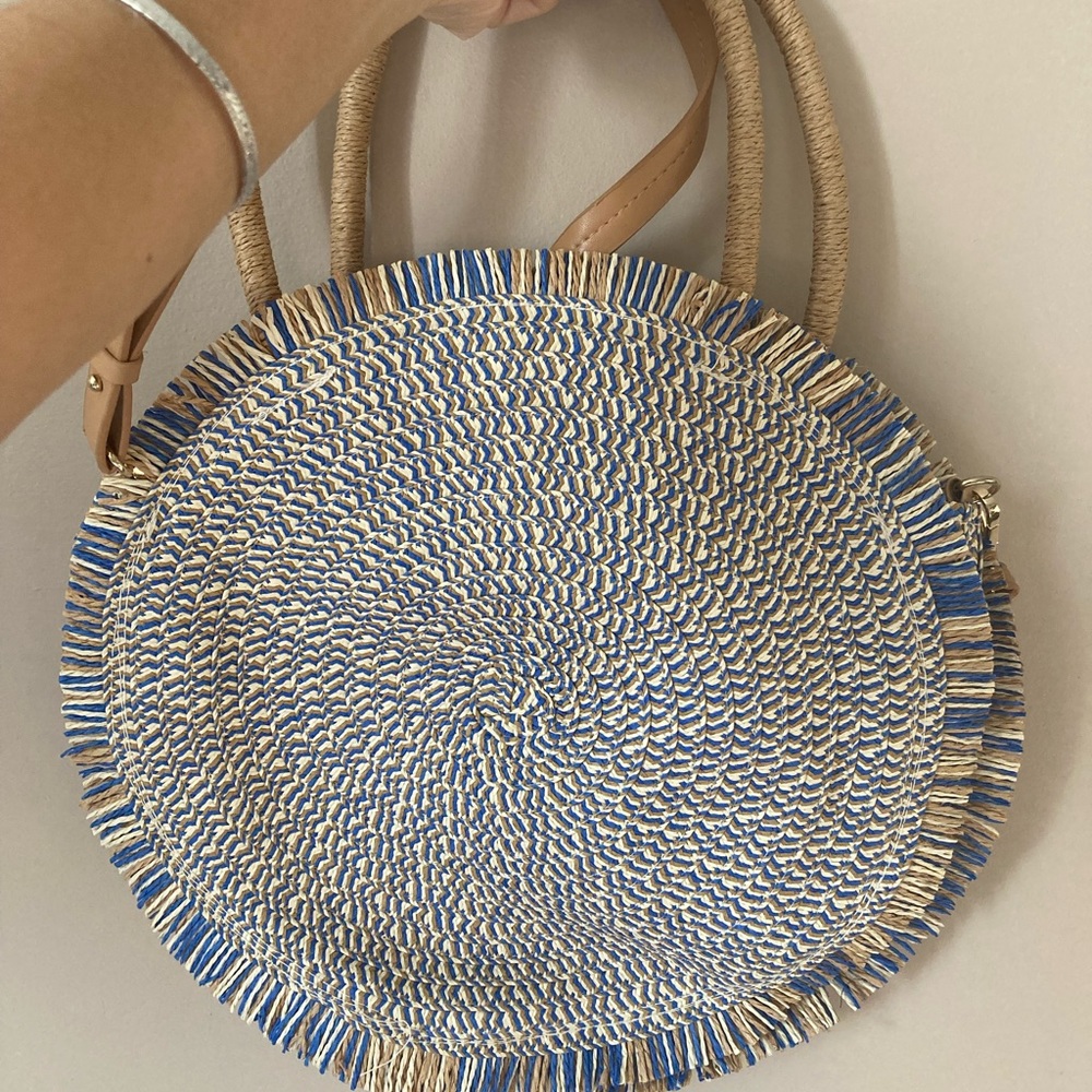 Round shoulder bag